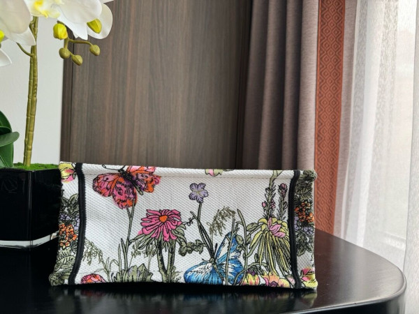 small D*or book tote