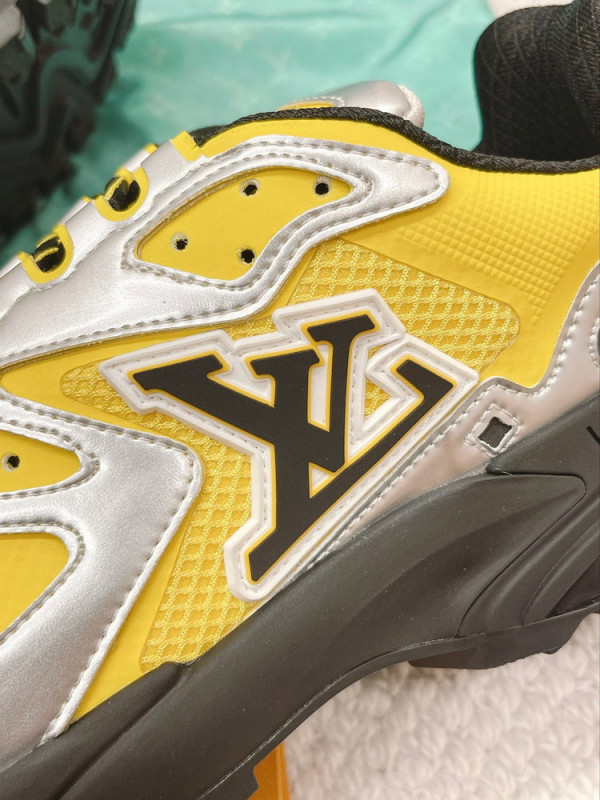 l**is V*t*n runner tatic sneaker