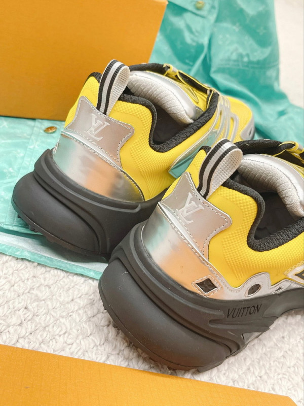 l**is V*t*n runner tatic sneaker