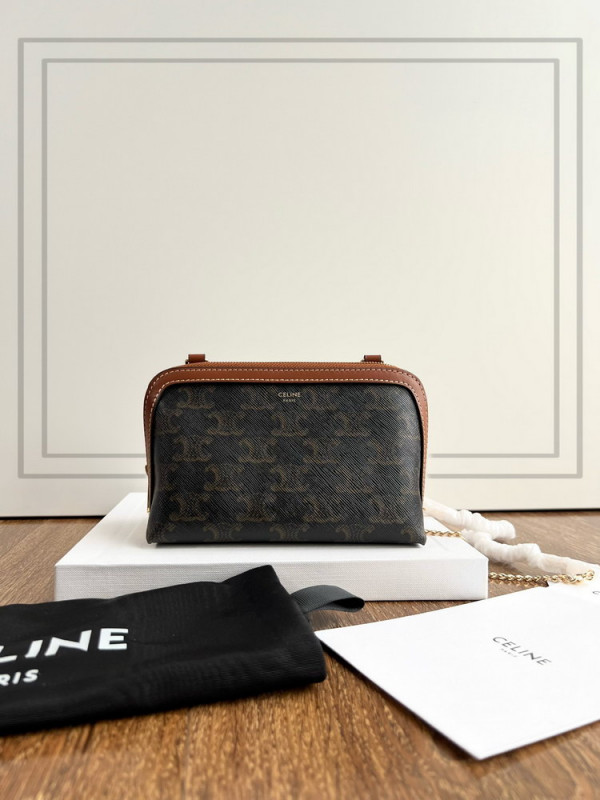 Ce**e clutch with chain in triomphe canvas