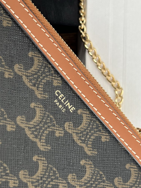 Ce**e clutch with chain in triomphe canvas