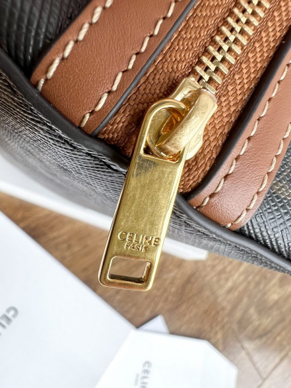 Ce**e clutch with chain in triomphe canvas