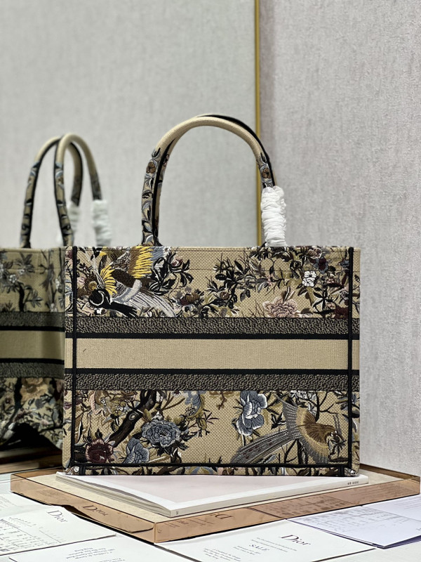 medium D*or book tote