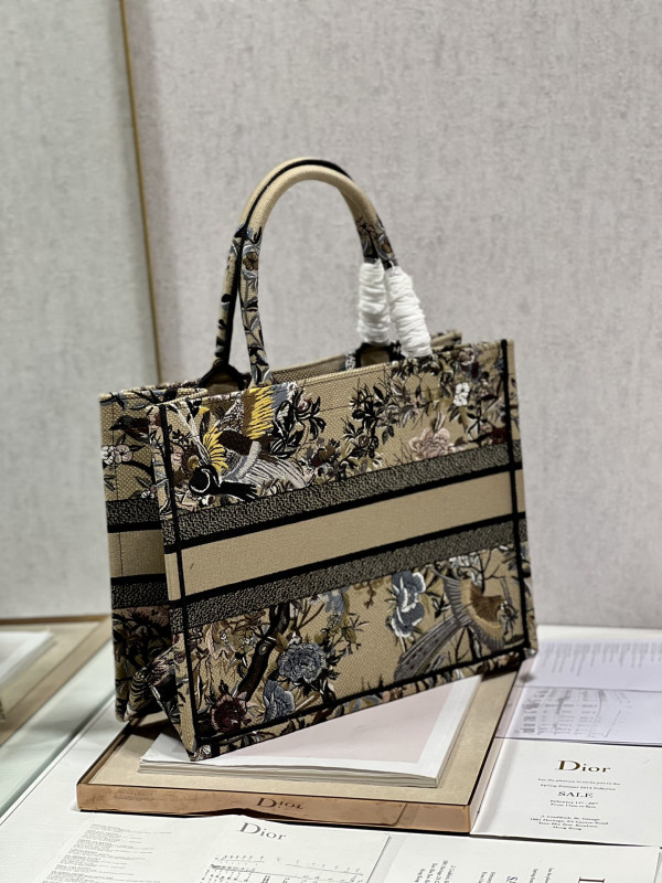 medium D*or book tote