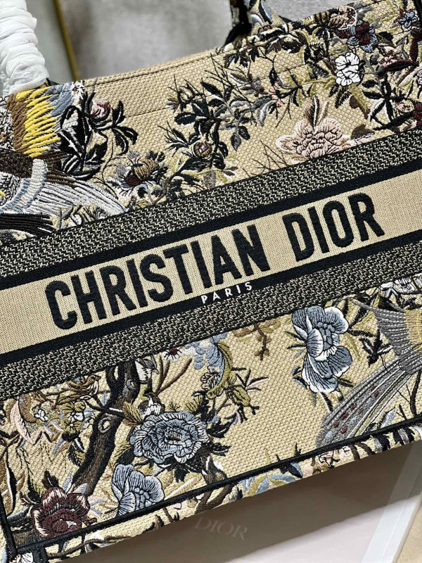 medium D*or book tote