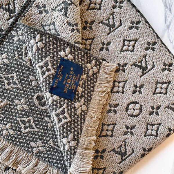 l**is V*t*n monogram classic scarf