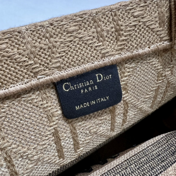 medium D*or book tote