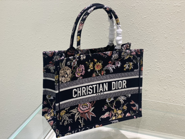 medium D*or book tote