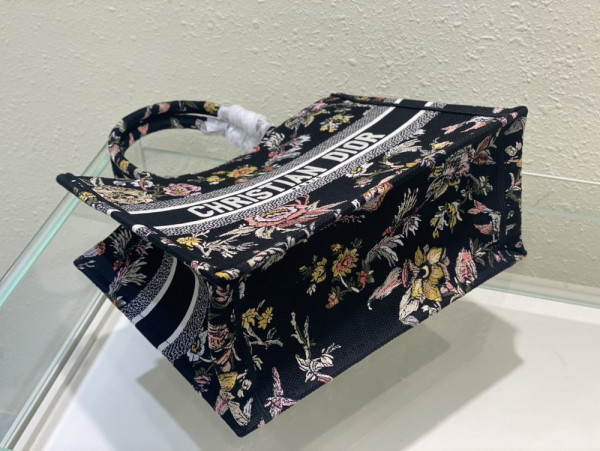 medium D*or book tote