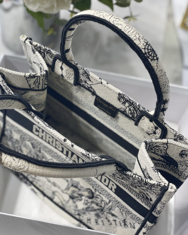 medium D*or book tote