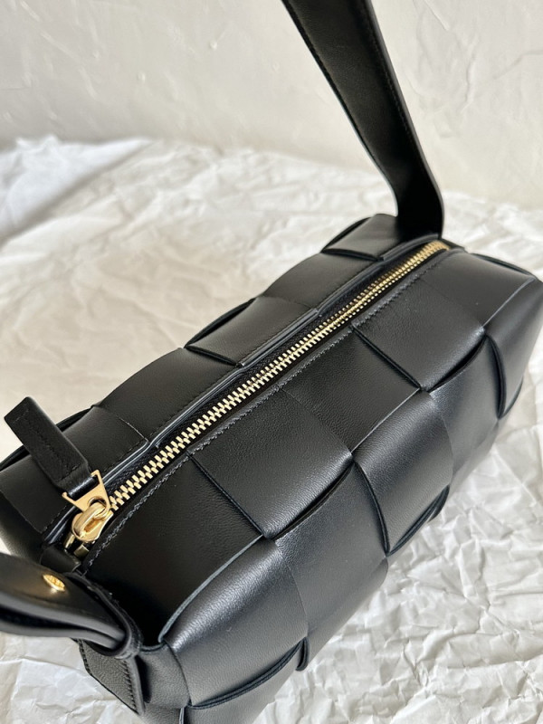 Bo*te*ga ve*ne*ta smal brick cassette