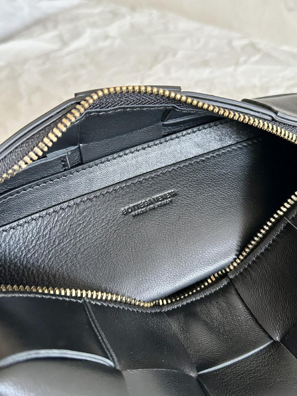 Bo*te*ga ve*ne*ta smal brick cassette