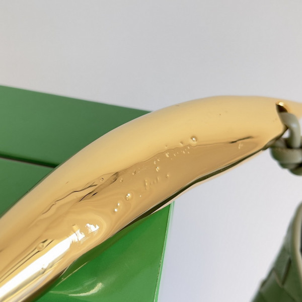 Bo*te*ga ve*ne*ta classic sardine top handle bag