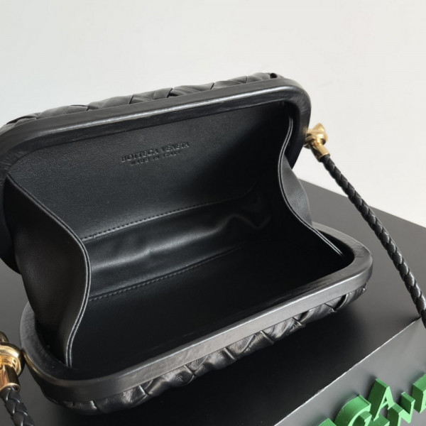 Bo*te*ga ve*ne*ta knot minaudiere on strap