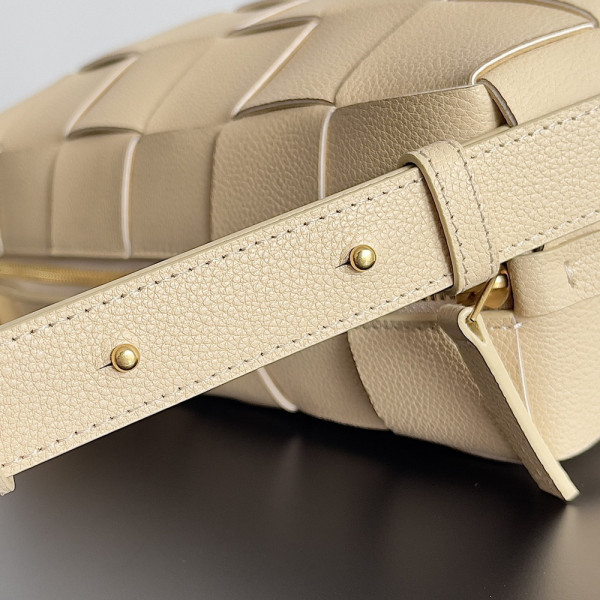 Bo*te*ga ve*ne*ta brick cassette