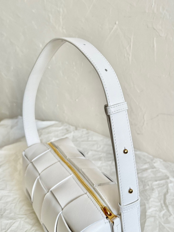 Bo*te*ga ve*ne*ta smal brick cassette