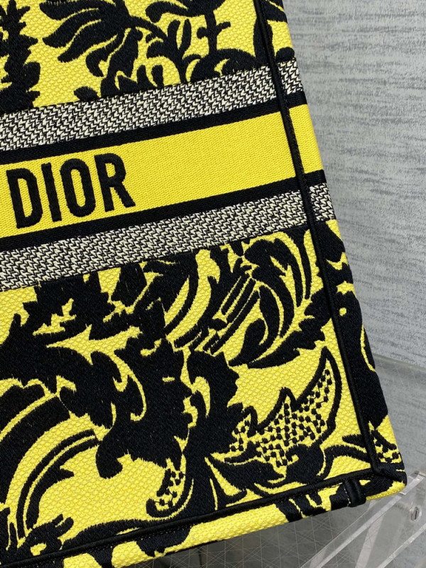 large D*or book tote