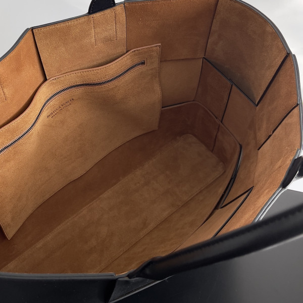 Bo*te*ga ve*ne*ta arco large tote