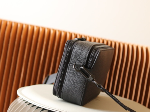 l**is V*t*n alpha wearable wallet