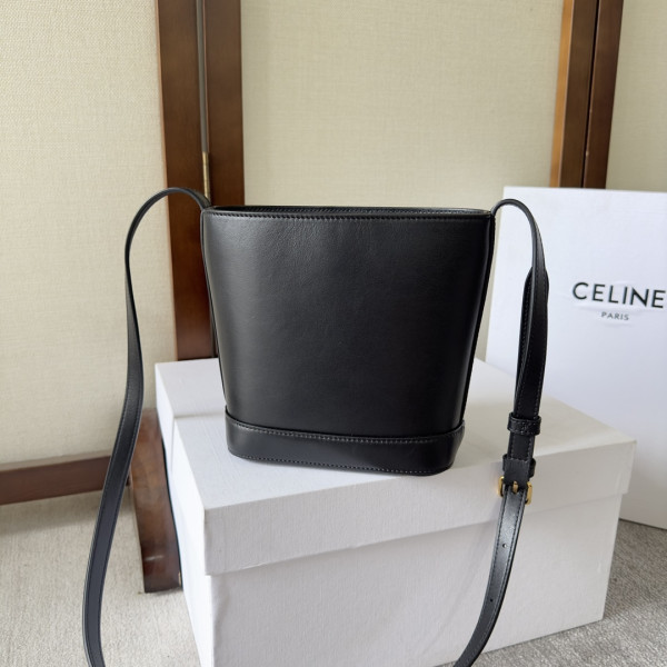Ce**e mini bucket cuir triomphe
