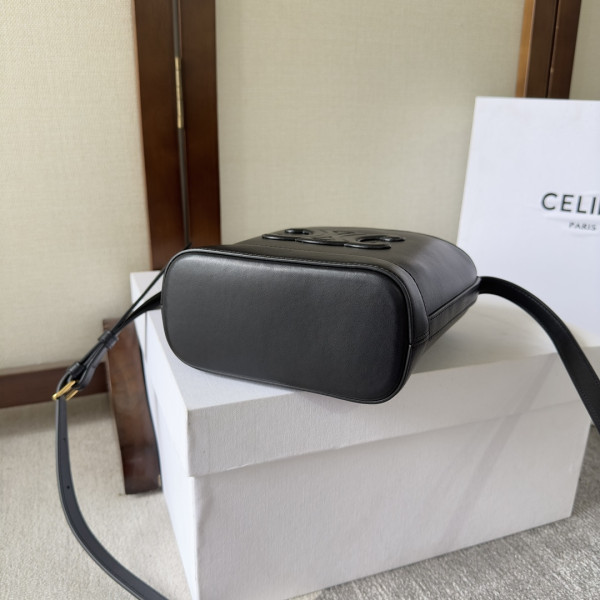 Ce**e mini bucket cuir triomphe