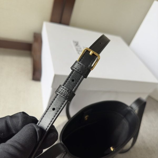 Ce**e mini bucket cuir triomphe