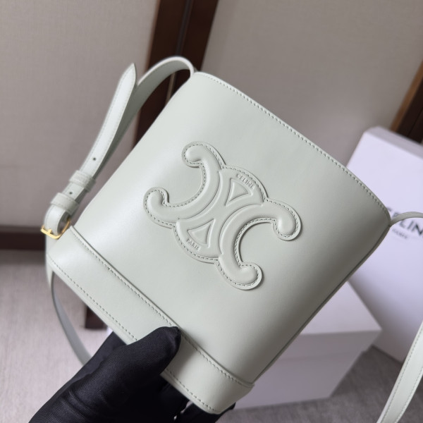 Ce**e mini bucket cuir triomphe