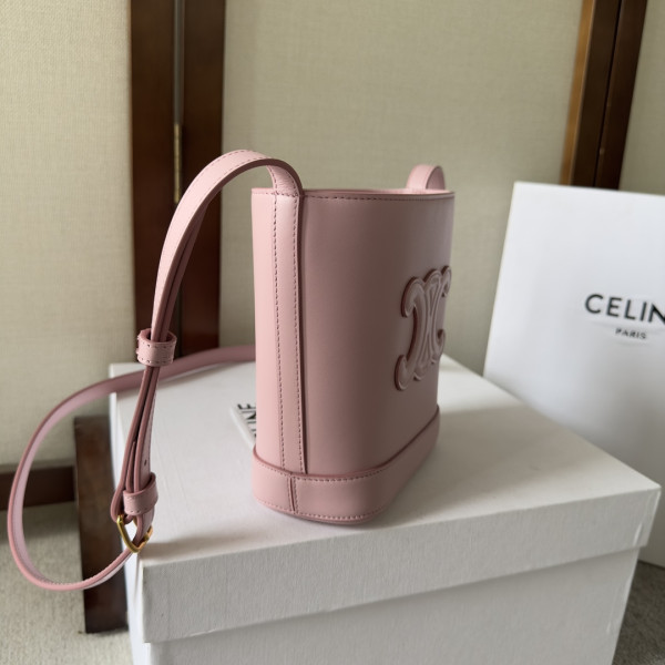 Ce**e mini bucket cuir triomphe
