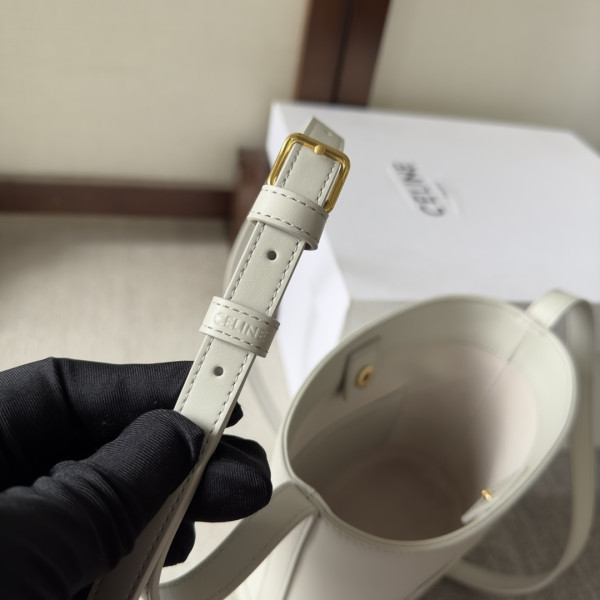 Ce**e mini bucket cuir triomphe