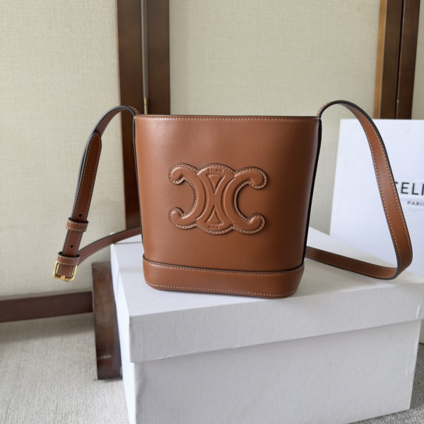 Ce**e mini bucket cuir triomphe