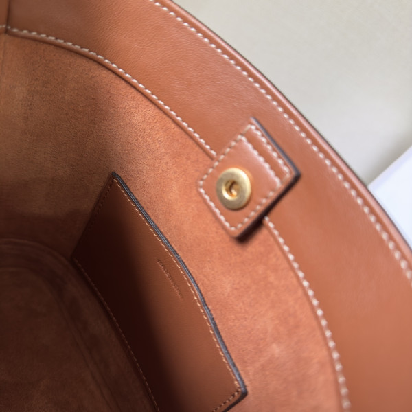 Ce**e mini bucket cuir triomphe