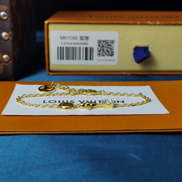 l**is V*t*n bracelet