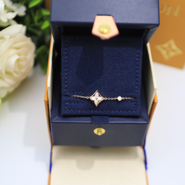 l**is V*t*n bracelet