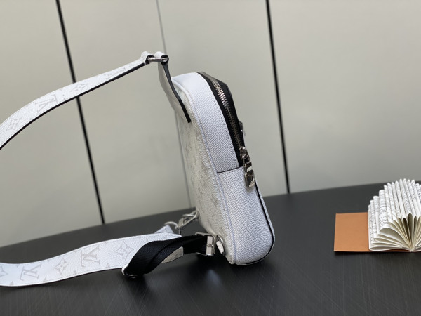 l**is V*t*n outdoor slingbag