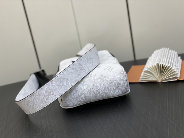 l**is V*t*n outdoor slingbag