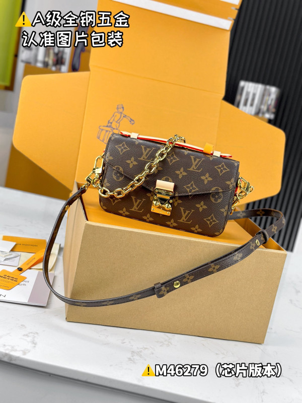 l**is V*t*n pochette metis east west