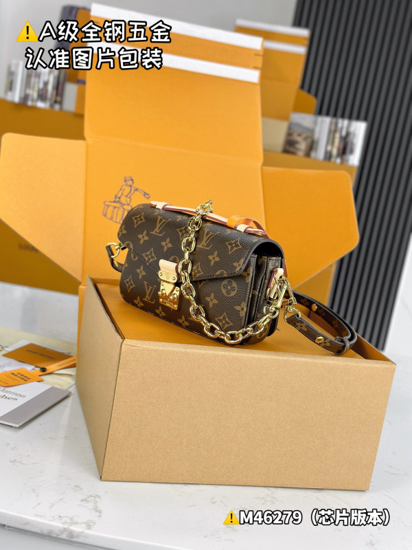 l**is V*t*n pochette metis east west