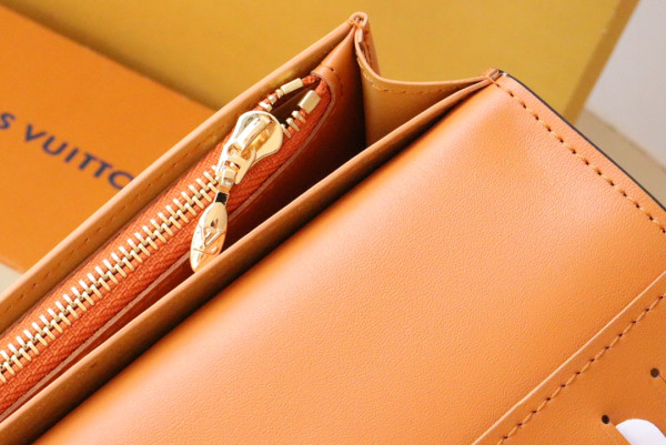 l**is V*t*n vertical wallet