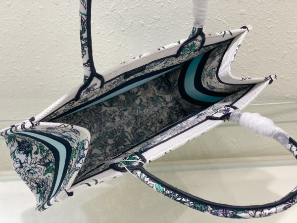 medium D*or book tote