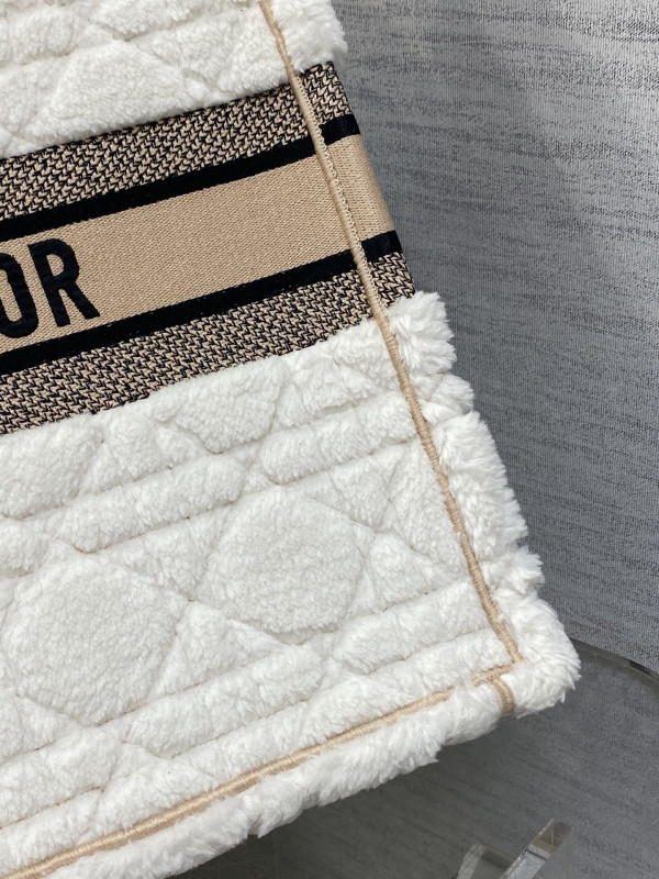 large D*or book tote