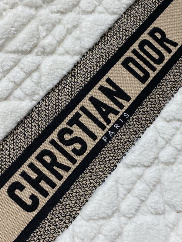 medium D*or book tote