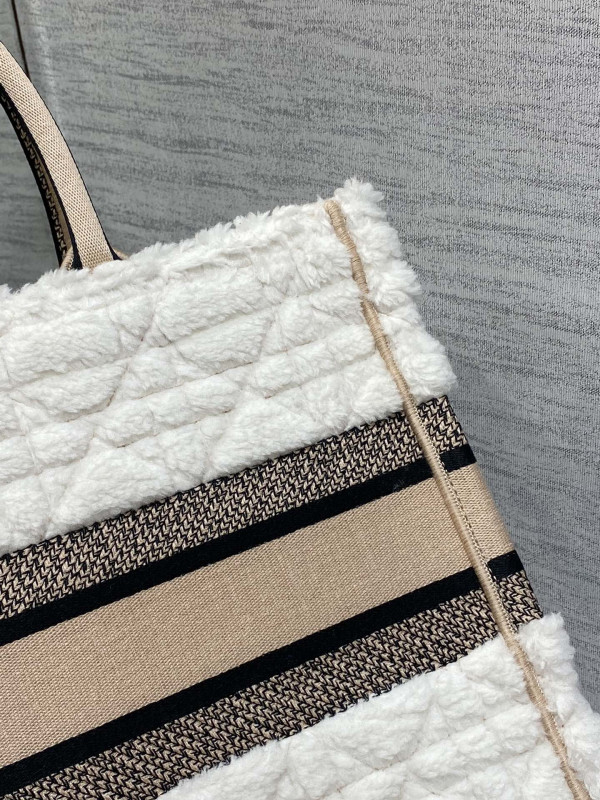 medium D*or book tote