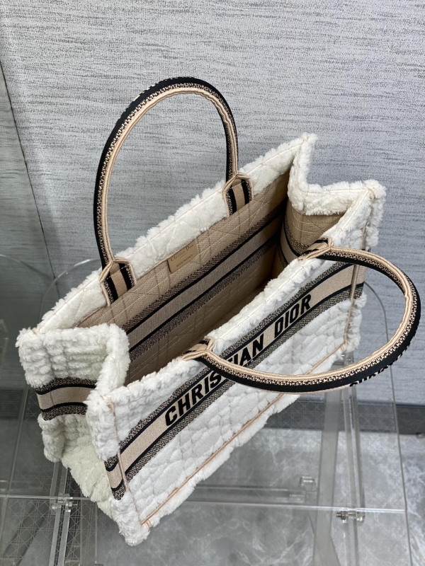 medium D*or book tote