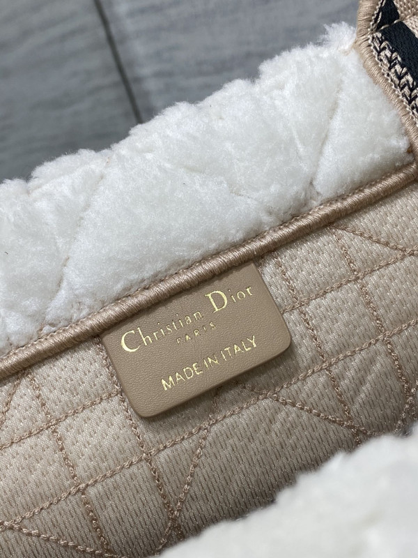 medium D*or book tote