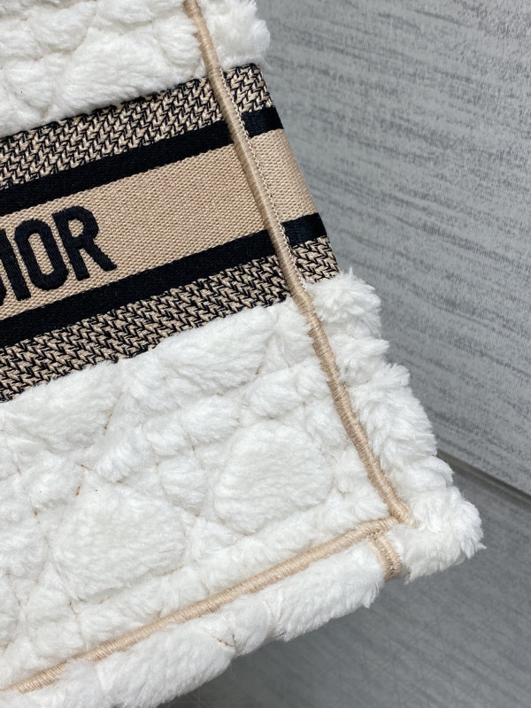 small D*or book tote