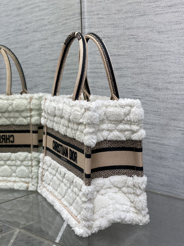 small D*or book tote