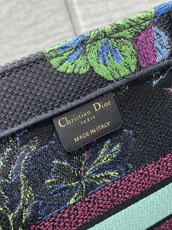 medium D*or book tote