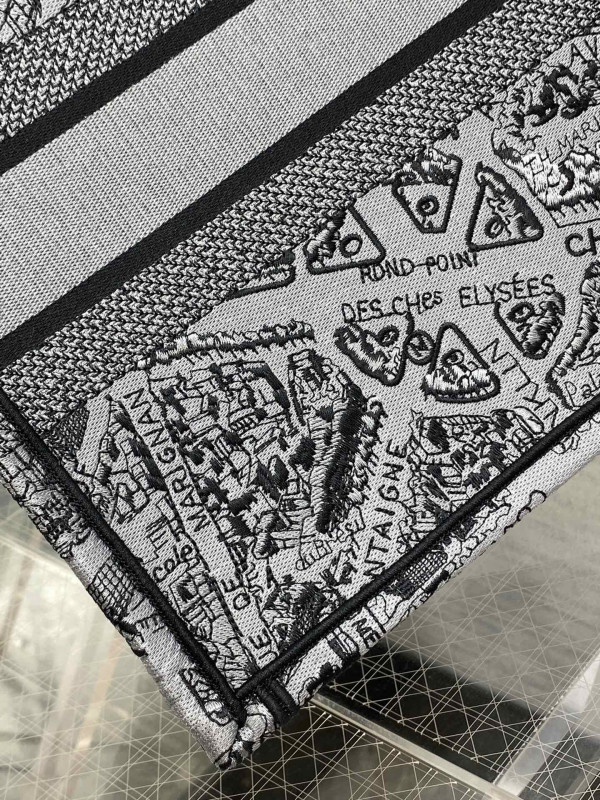 medium D*or book tote