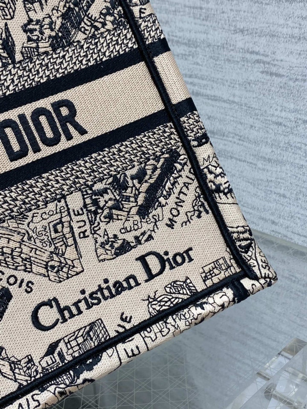 small D*or book tote