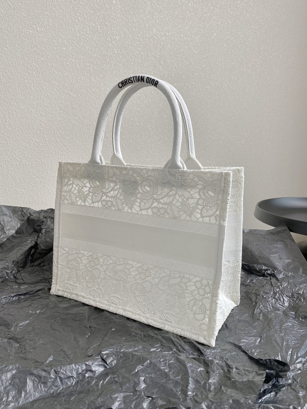 medium D*or book tote